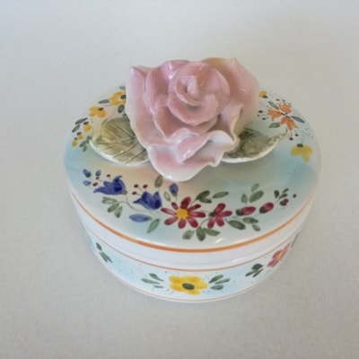 Ceramiche d-Arte di Albisola - Scatola con rosa sul coperchio. Maiolica